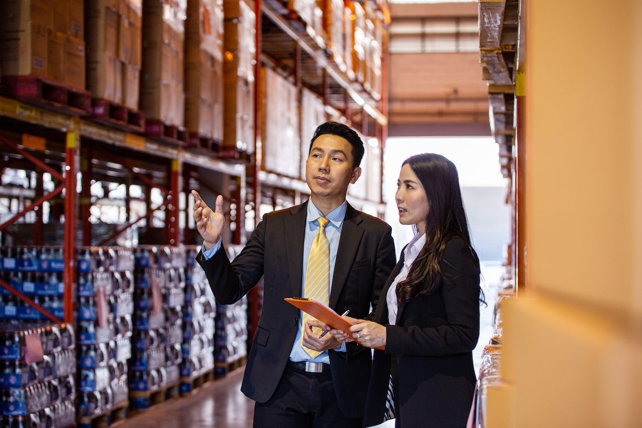 Two workers discussing in the warehouse about warehouse management 